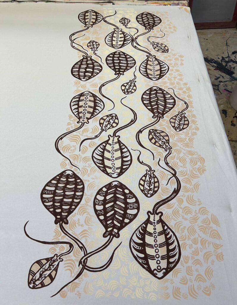 Gracie Kumbi - Stingrays on ivory - Panel - Image 4